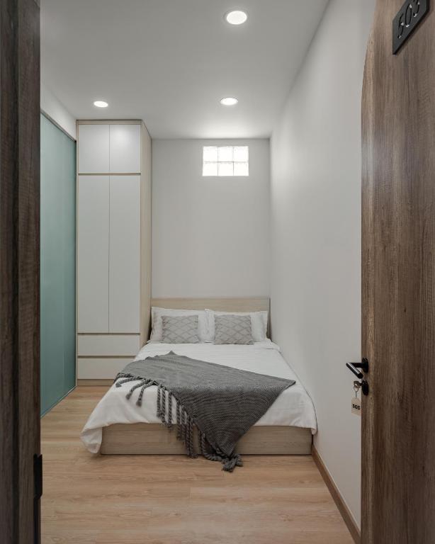Postel nebo postele na pokoji v ubytování Fullerton House Tan Binh