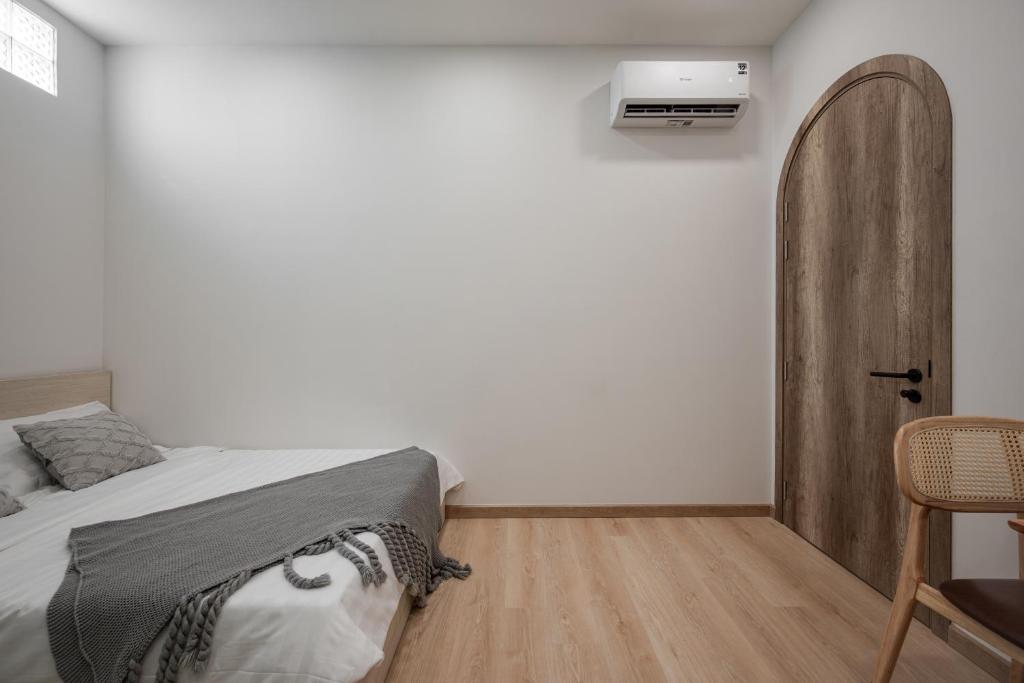 Postel nebo postele na pokoji v ubytování Fullerton House Tan Binh