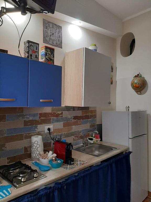 Kuchyňa alebo kuchynka v ubytovaní CASA VACANZA DI VIA GIACALONE
