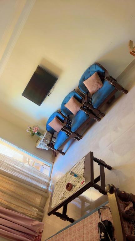 una stanza con una sedia blu appesa al soffitto di Cairo a Madinaty