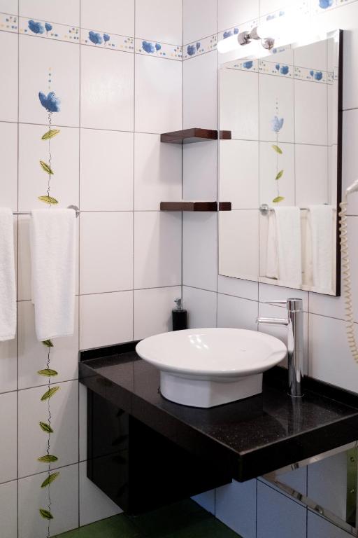 Koupelna v ubytování Azur Hotel