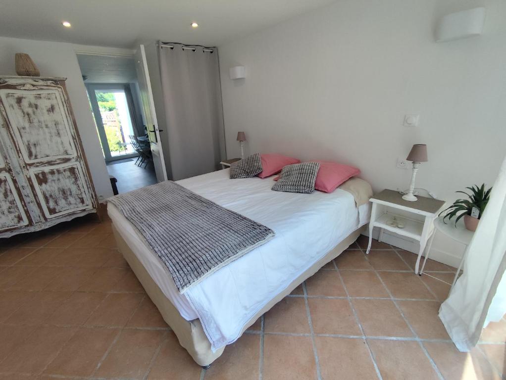 a bedroom with a bed with two pillows on it at appartement cosy entier et parking privé sur place a 5min de lille et 10 min du Stade Pierre Mauroy in Mons-en-Baroeul