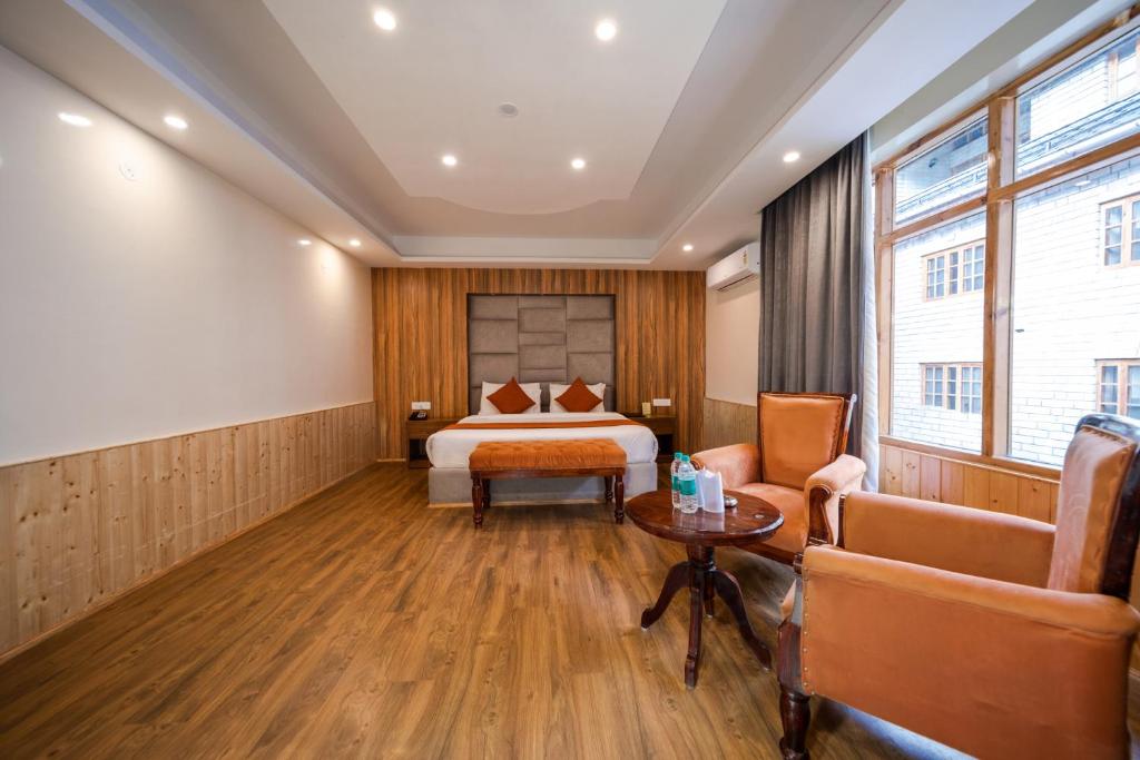 Postel nebo postele na pokoji v ubytování West Western Resort Manali #NearToMallRoad #24HourRestaurent #Gym #Lawn #PlayingZone #PoolTable #KidsFriendly #MountainView #TableTennis #FamilyFriendly #PrivateParking