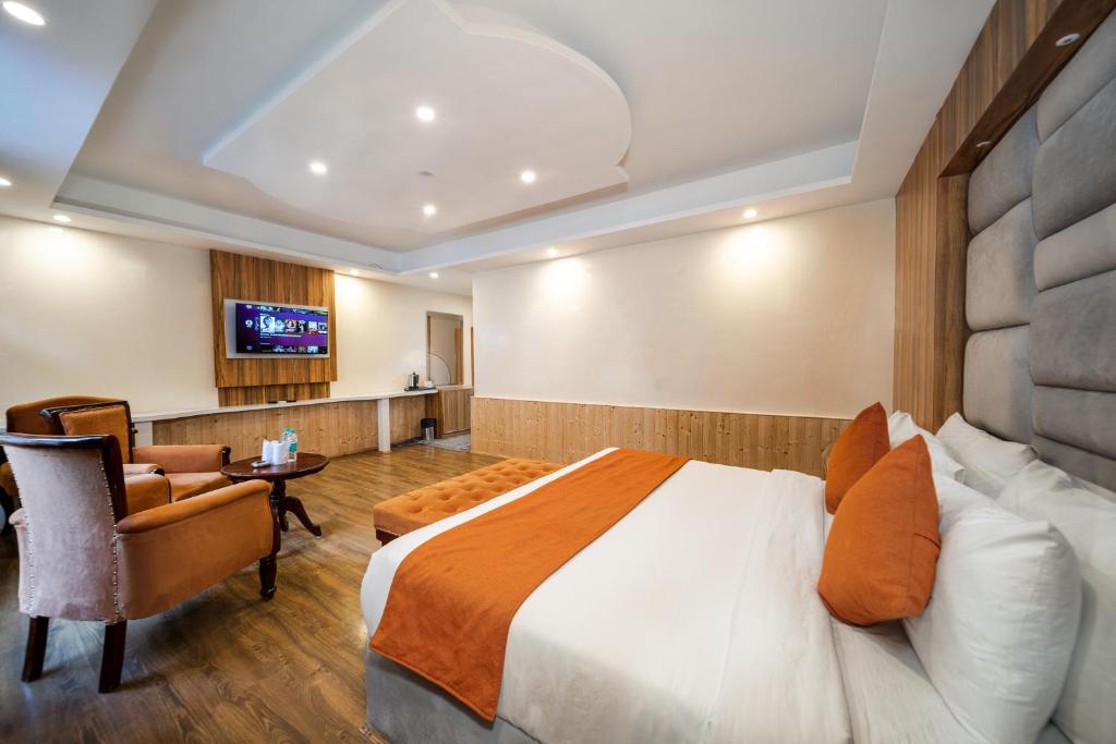 Postel nebo postele na pokoji v ubytování West Western Resort Manali #NearToMallRoad #24HourRestaurent #Gym #Lawn #PlayingZone #PoolTable #KidsFriendly #MountainView #TableTennis #FamilyFriendly #PrivateParking