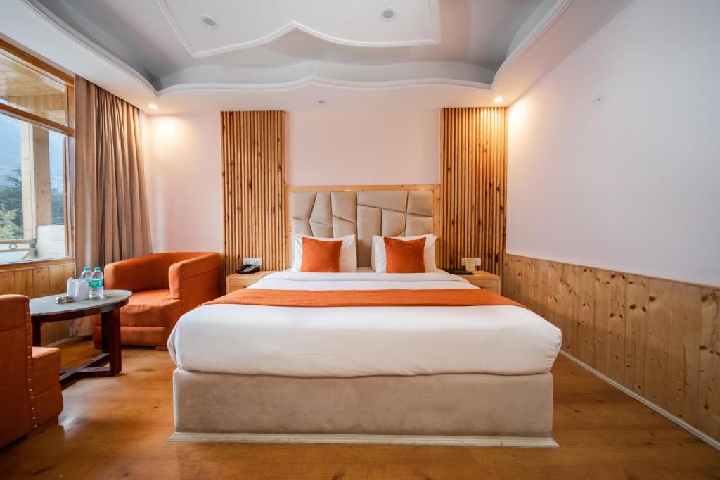 Postel nebo postele na pokoji v ubytování West Western Resort Manali #NearToMallRoad #24HourRestaurent #Gym #Lawn #PlayingZone #PoolTable #KidsFriendly #MountainView #TableTennis #FamilyFriendly #PrivateParking
