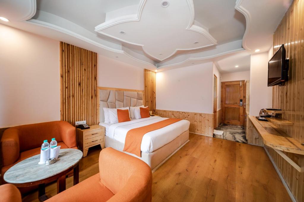 Postel nebo postele na pokoji v ubytování West Western Resort Manali #NearToMallRoad #24HourRestaurent #Gym #Lawn #PlayingZone #PoolTable #KidsFriendly #MountainView #TableTennis #FamilyFriendly #PrivateParking
