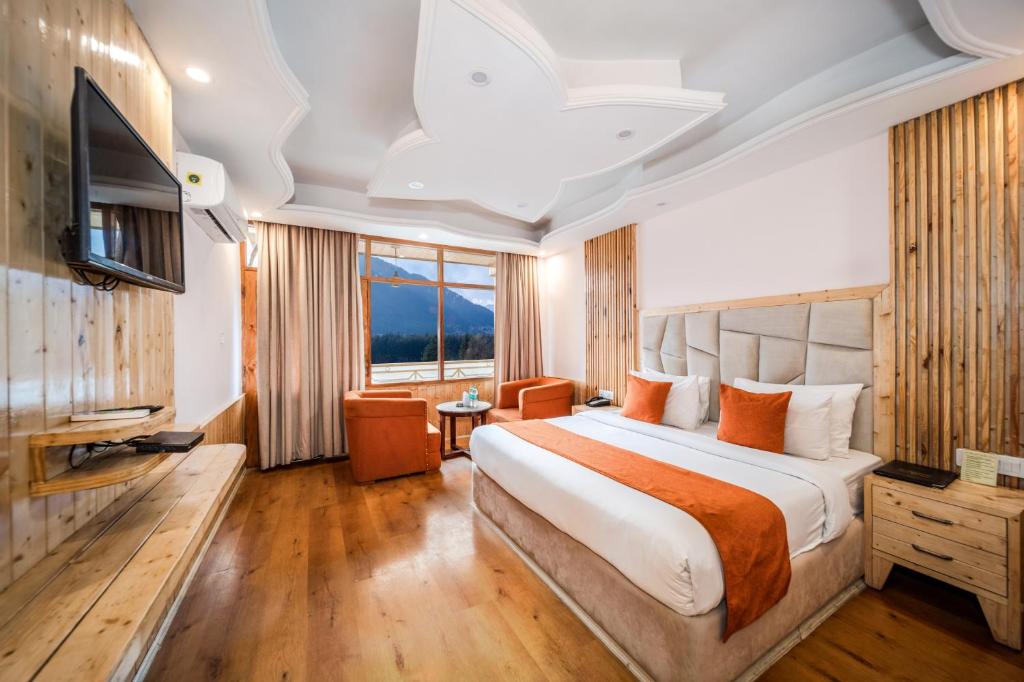 TV a/nebo společenská místnost v ubytování West Western Resort Manali #NearToMallRoad #24HourRestaurent #Gym #Lawn #PlayingZone #PoolTable #KidsFriendly #MountainView #TableTennis #FamilyFriendly #PrivateParking