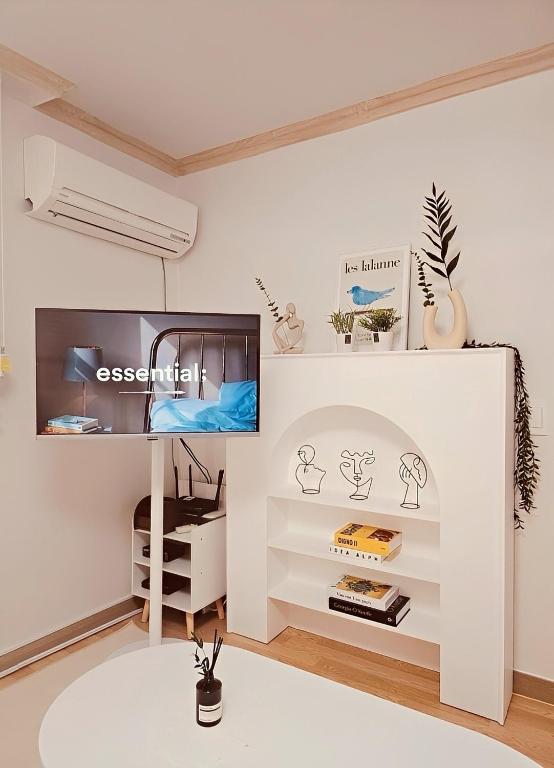TV a/nebo společenská místnost v ubytování Hongdae station 5min Full option