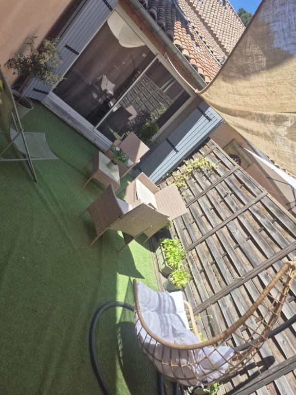 - un balcon avec une table et des chaises dans l'établissement Appartement théâtre antique, à Orange