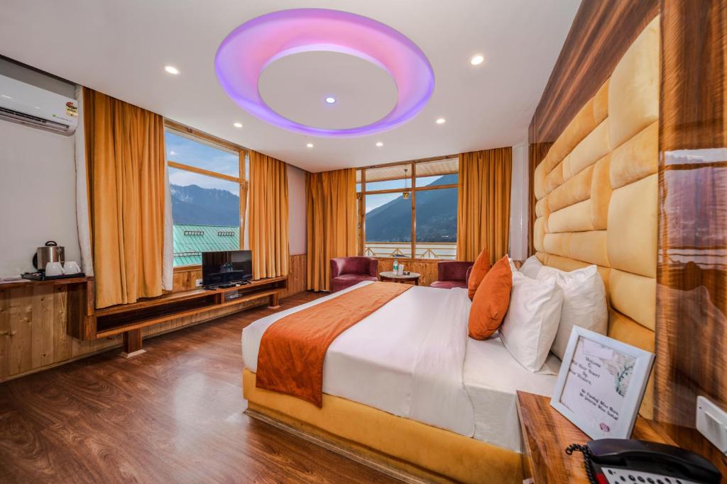 Postel nebo postele na pokoji v ubytování West Western Resort Manali #NearToMallRoad #24HourRestaurent #Gym #Lawn #PlayingZone #PoolTable #KidsFriendly #MountainView #TableTennis #FamilyFriendly #PrivateParking