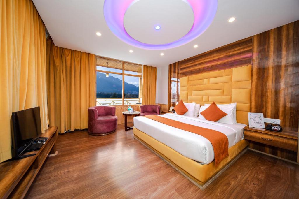 TV a/nebo společenská místnost v ubytování West Western Resort Manali #NearToMallRoad #24HourRestaurent #Gym #Lawn #PlayingZone #PoolTable #KidsFriendly #MountainView #TableTennis #FamilyFriendly #PrivateParking