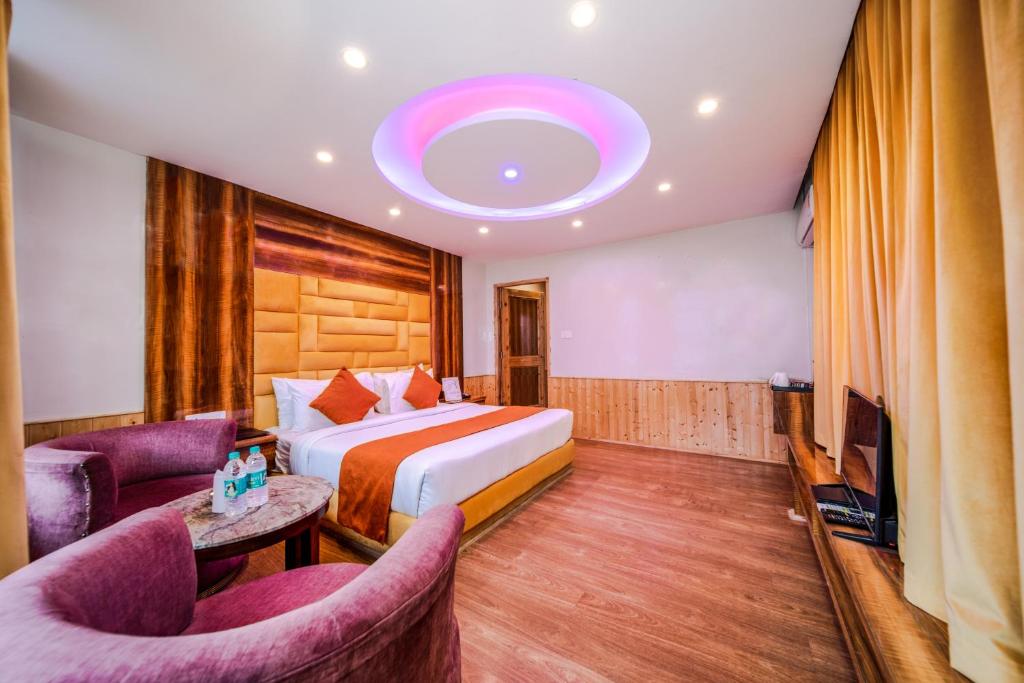 Postel nebo postele na pokoji v ubytování West Western Resort Manali #NearToMallRoad #24HourRestaurent #Gym #Lawn #PlayingZone #PoolTable #KidsFriendly #MountainView #TableTennis #FamilyFriendly #PrivateParking