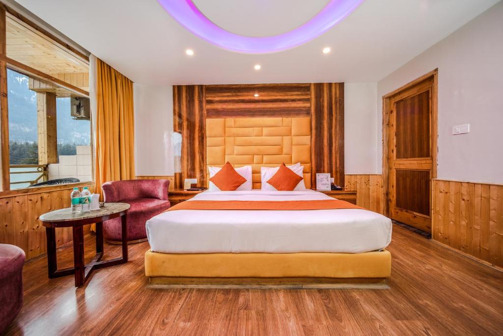 Postel nebo postele na pokoji v ubytování West Western Resort Manali #NearToMallRoad #24HourRestaurent #Gym #Lawn #PlayingZone #PoolTable #KidsFriendly #MountainView #TableTennis #FamilyFriendly #PrivateParking