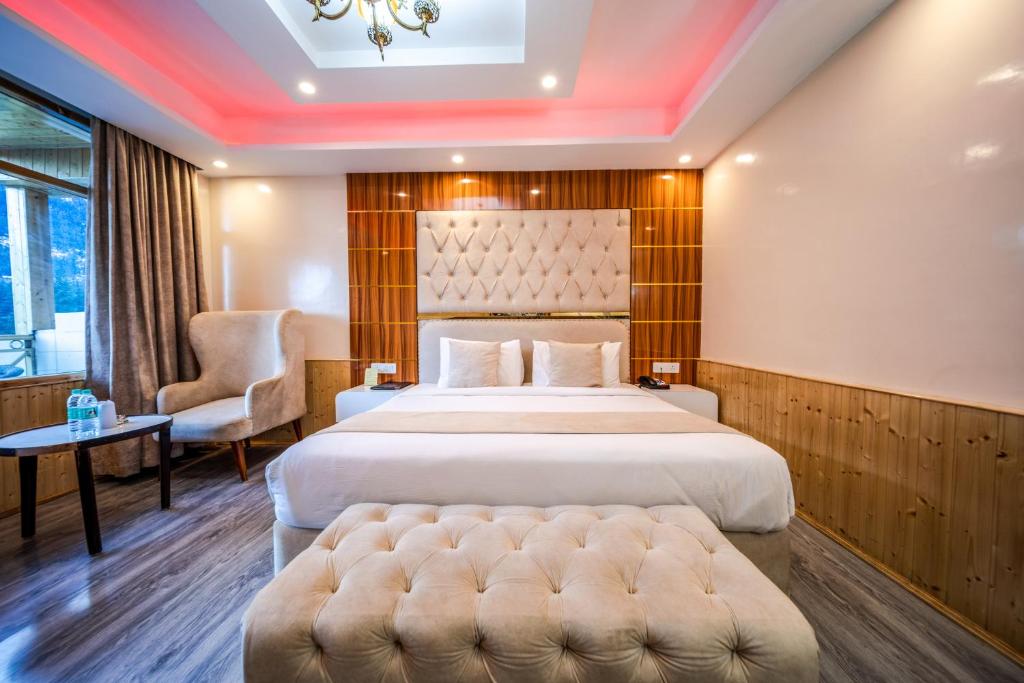 Postel nebo postele na pokoji v ubytování West Western Resort Manali #NearToMallRoad #24HourRestaurent #Gym #Lawn #PlayingZone #PoolTable #KidsFriendly #MountainView #TableTennis #FamilyFriendly #PrivateParking