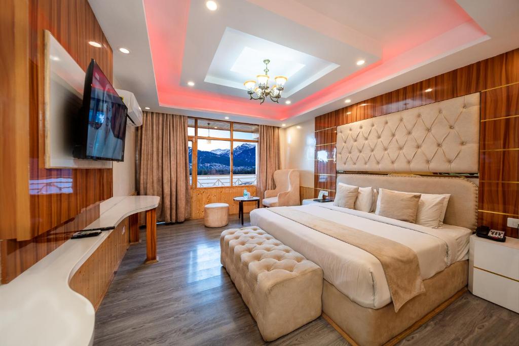 TV a/nebo společenská místnost v ubytování West Western Resort Manali #NearToMallRoad #24HourRestaurent #Gym #Lawn #PlayingZone #PoolTable #KidsFriendly #MountainView #TableTennis #FamilyFriendly #PrivateParking