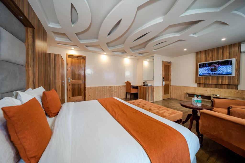 Postel nebo postele na pokoji v ubytování West Western Resort Manali #NearToMallRoad #24HourRestaurent #Gym #Lawn #PlayingZone #PoolTable #KidsFriendly #MountainView #TableTennis #FamilyFriendly #PrivateParking