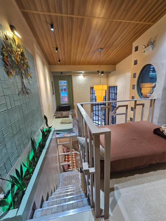 um quarto com uma cama e escadas num quarto em Guillermo Residence em Malaybalay