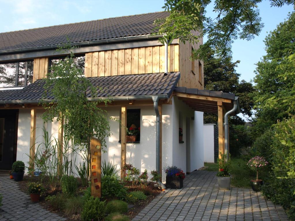 ein Haus mit einem Gamer-Dach und einer Terrasse in der Unterkunft Ferienwohnung am Venn in Monschau
