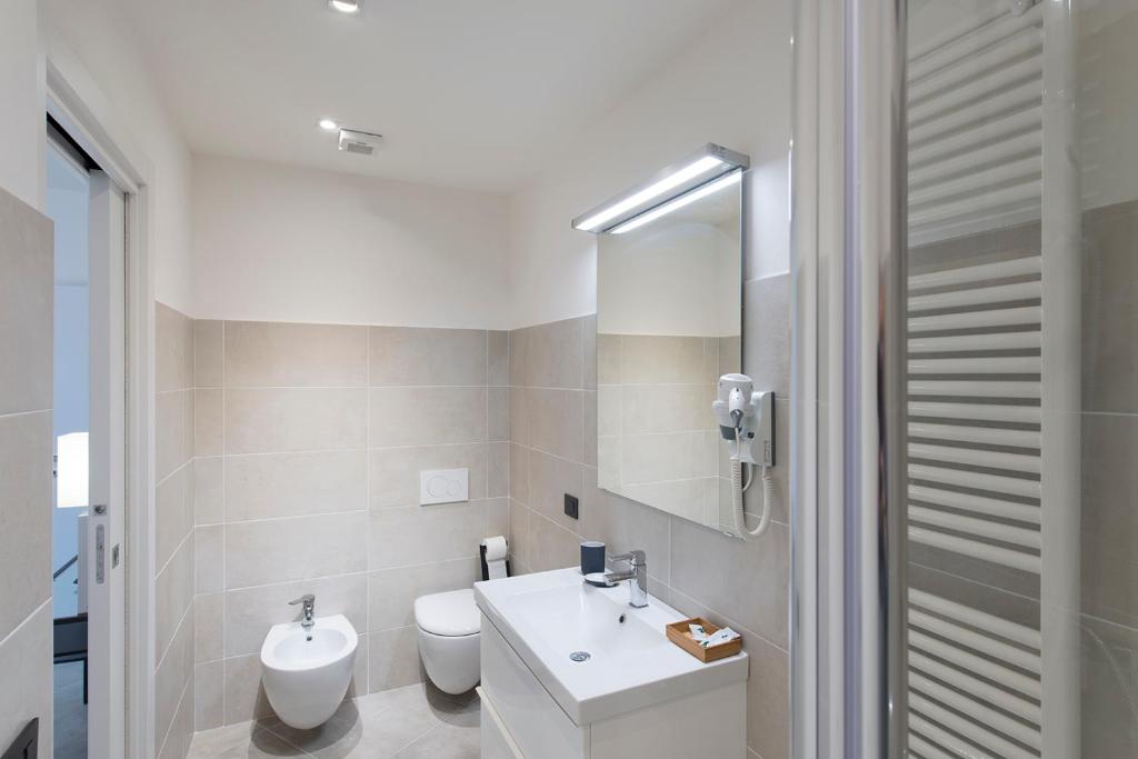 A bathroom at All'Abbazia