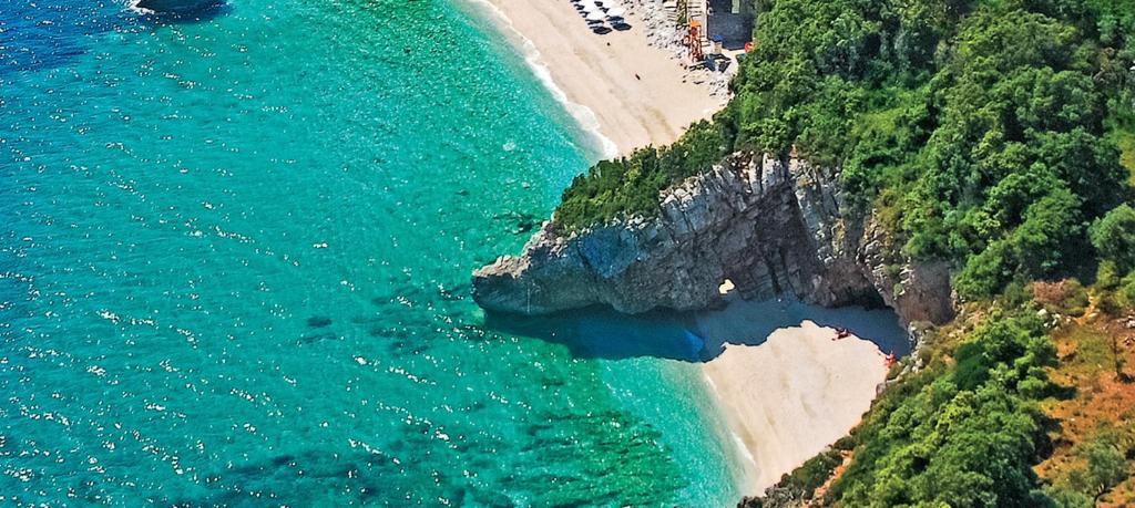 una vista aérea de la playa y del océano en Adilon, en Tsagkarada