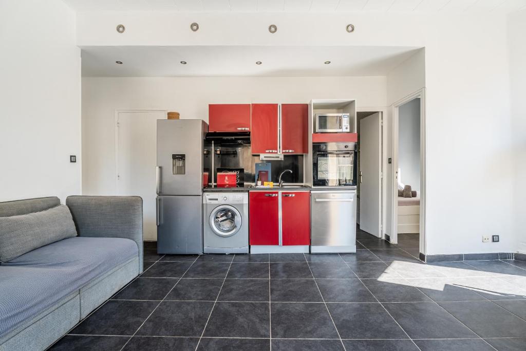 un salon avec un canapé et une cuisine dans l'établissement Appartement lumineux au cœur de Marseille avec balcon privé, à Marseille