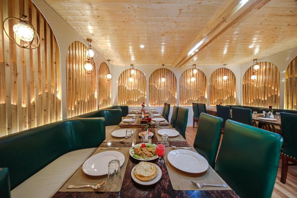 Restaurace v ubytování Hill River Resort - Central Heated & Air Cooled - Near Mall Road , Best Property of Manali 2024- 2025