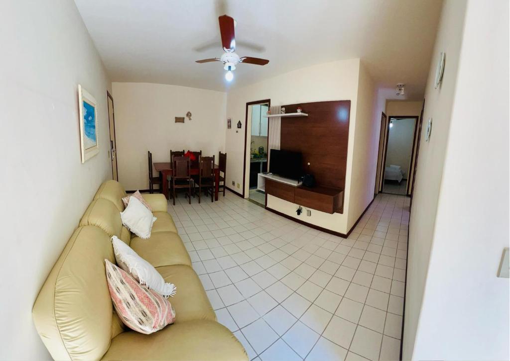 a living room with a couch and a dining room at Tropical Beach in Cabo Frio