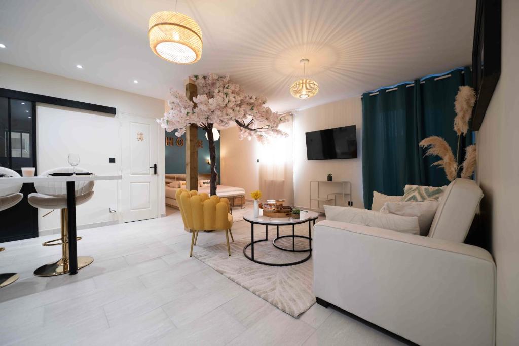 un salon avec un canapé blanc et une table dans l'établissement Nid d'amour, à Cristot