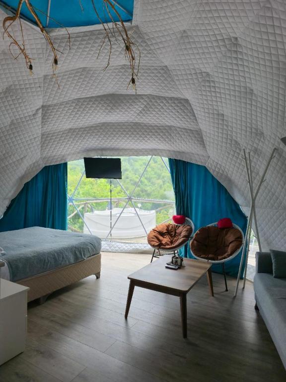Posezení v ubytování Glamping Machakhela
