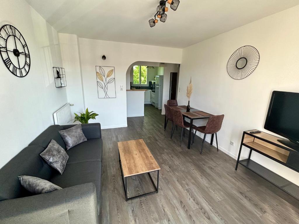 un salon avec un canapé et une table dans l'établissement Charmant T3 proche centre ville, à Quimper