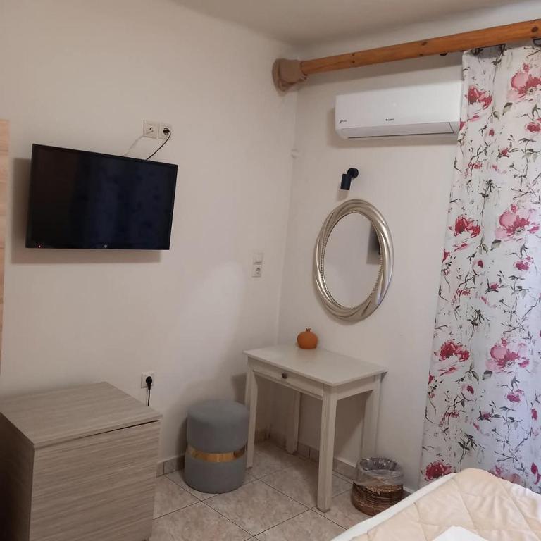 TV a/nebo společenská místnost v ubytování Hotel Assini Beach Tolo