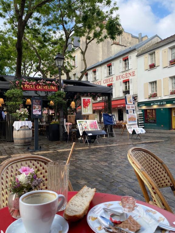 - une table avec une tasse de café dans une rue dans l'établissement 8 Place du Tertre, à Paris