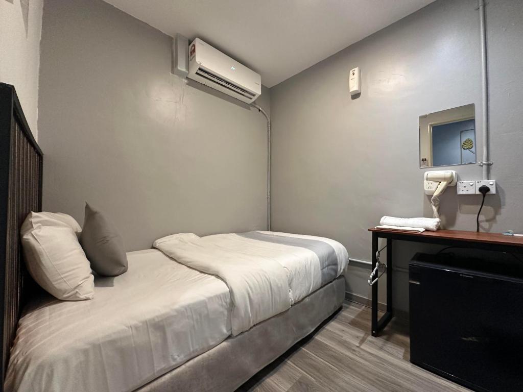 Postel nebo postele na pokoji v ubytování SS Grey House Bukit Bintang