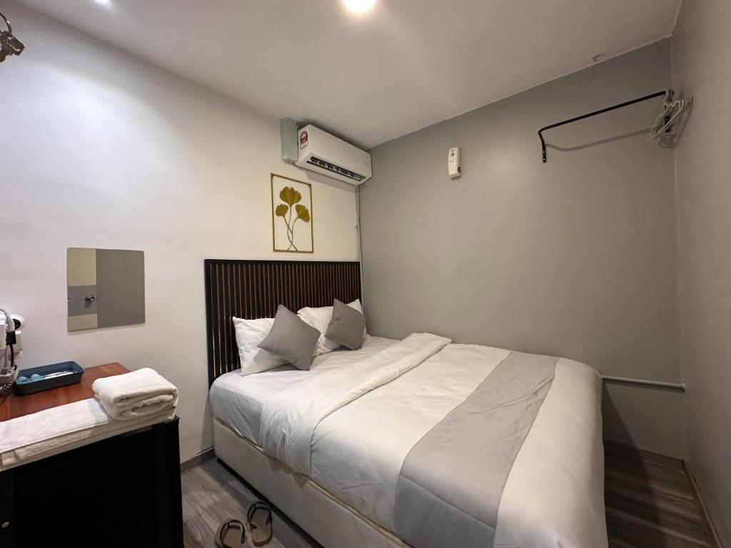Postel nebo postele na pokoji v ubytování SS Grey House Bukit Bintang