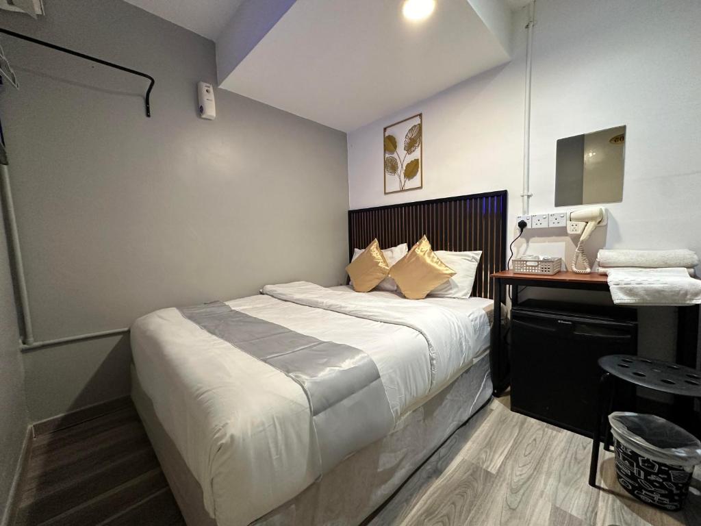 Postel nebo postele na pokoji v ubytování SS Grey House Bukit Bintang