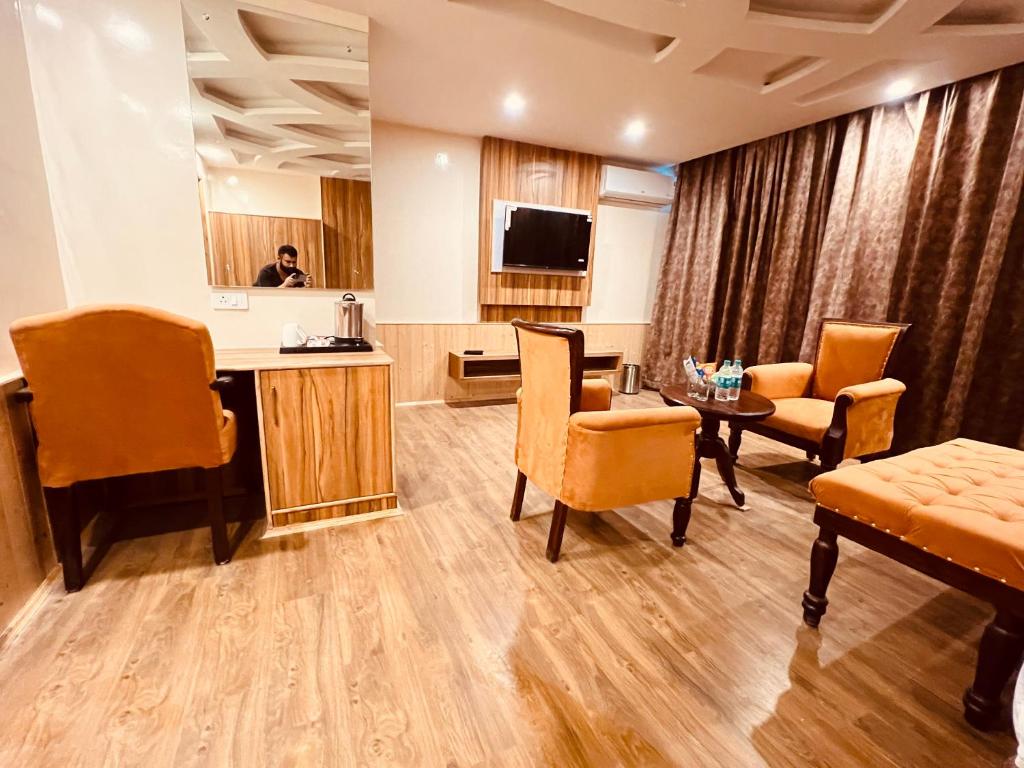 Kuchyň nebo kuchyňský kout v ubytování West Western Resort Manali #NearToMallRoad #24HourRestaurent #Gym #Lawn #PlayingZone #PoolTable #KidsFriendly #MountainView #TableTennis #FamilyFriendly #PrivateParking