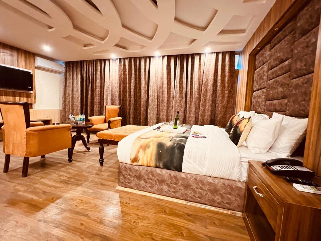 TV a/nebo společenská místnost v ubytování West Western Resort Manali #NearToMallRoad #24HourRestaurent #Gym #Lawn #PlayingZone #PoolTable #KidsFriendly #MountainView #TableTennis #FamilyFriendly #PrivateParking