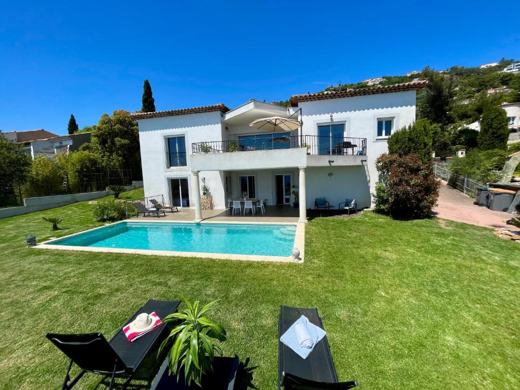 Bazén v ubytování Villa Selfoss vue mer 300m de la plage nebo v jeho okolí