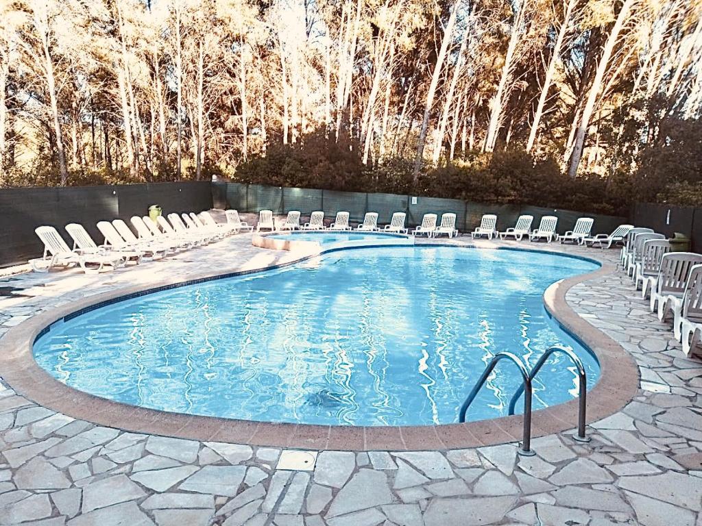 une grande piscine avec des chaises dans l'établissement studio cocooning sanary sur mer, à Sanary-sur-Mer