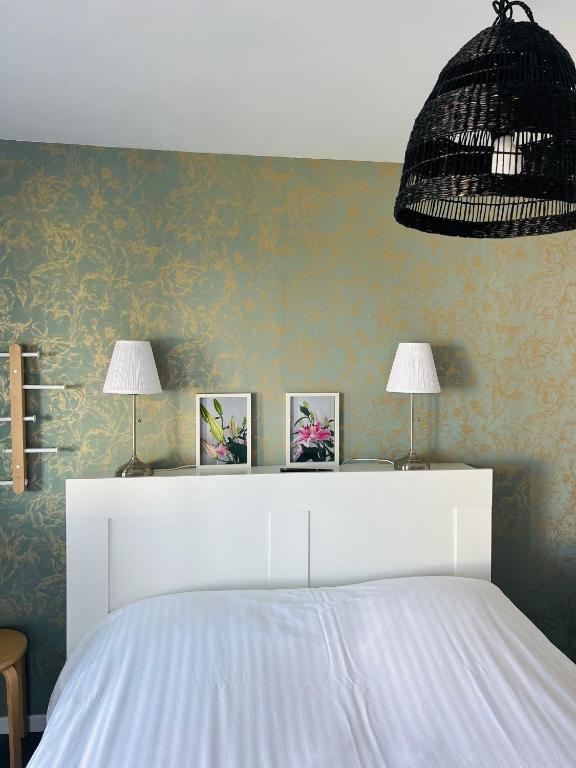 Postel nebo postele na pokoji v ubytování Hôtel Le Lys