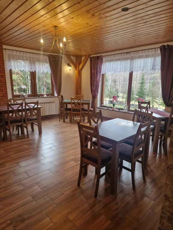 Reštaurácia alebo iné gastronomické zariadenie v ubytovaní Osada Modrzewiowe Wzgórze - Podgrzewany Basen Zewnętrzny, Bieszczady, Wańkowa, Solina, Polańczyk