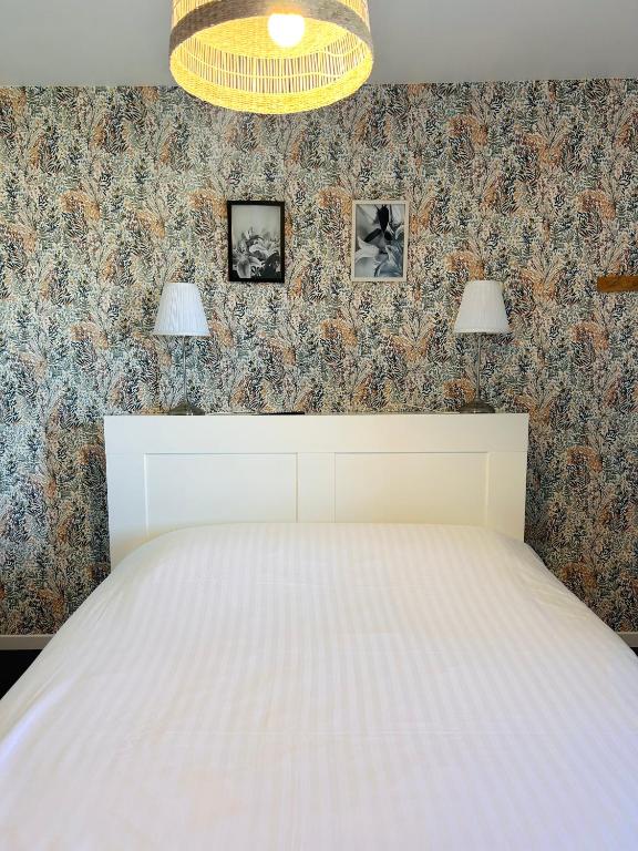 Postel nebo postele na pokoji v ubytování Hôtel Le Lys