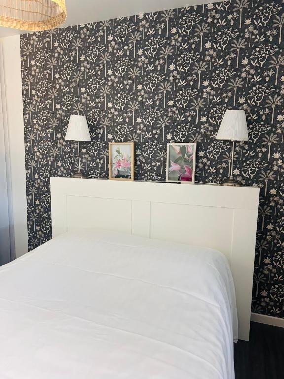 Postel nebo postele na pokoji v ubytování Hôtel Le Lys