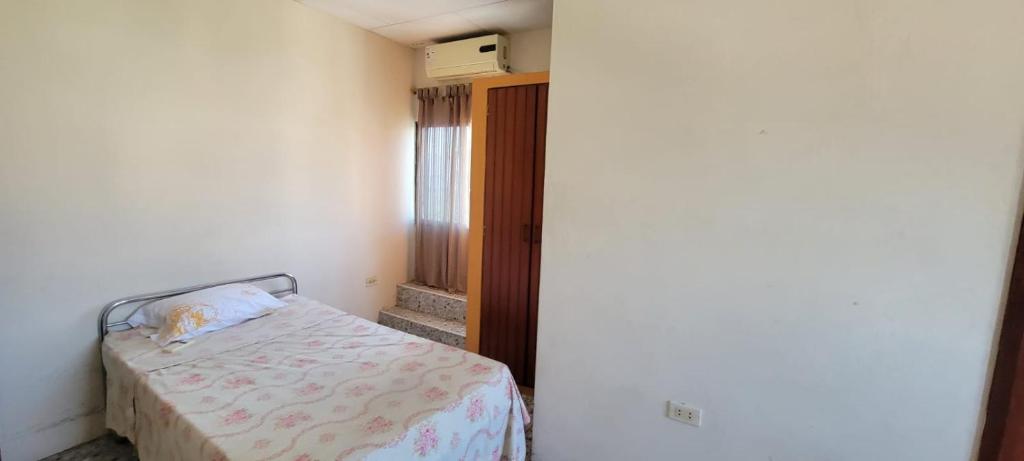 Postel nebo postele na pokoji v ubytování HOSTAL SAN MARINO