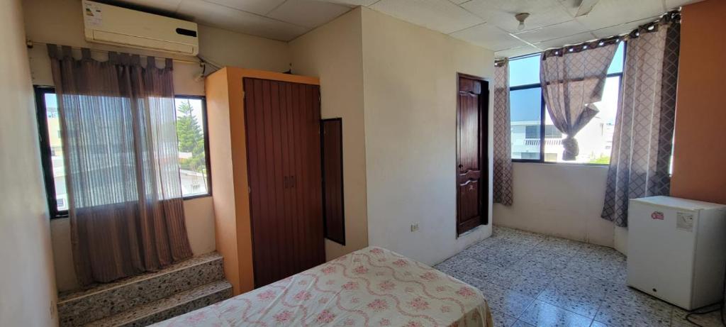 Postel nebo postele na pokoji v ubytování HOSTAL SAN MARINO