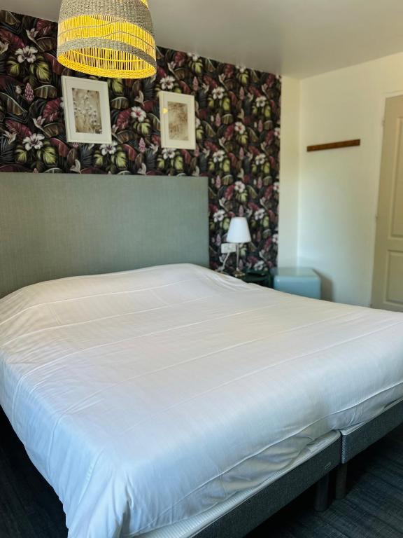Postel nebo postele na pokoji v ubytování Hôtel Le Lys