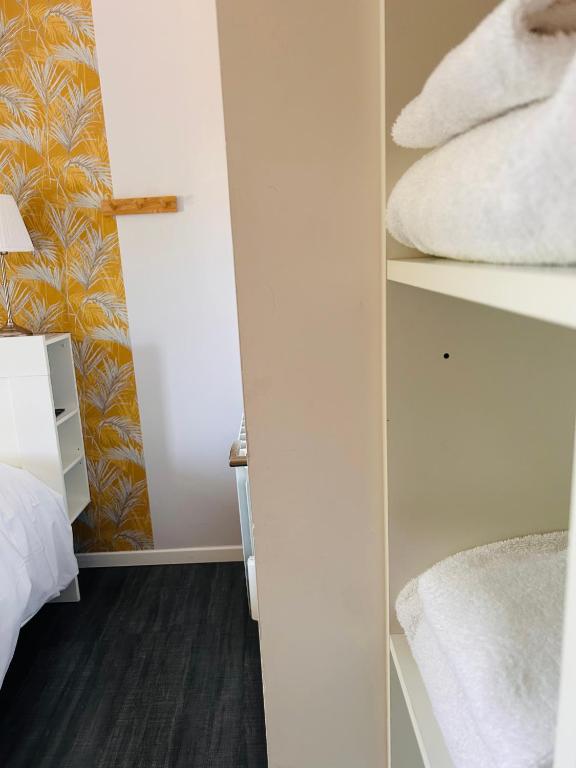 Postel nebo postele na pokoji v ubytování Hôtel Le Lys