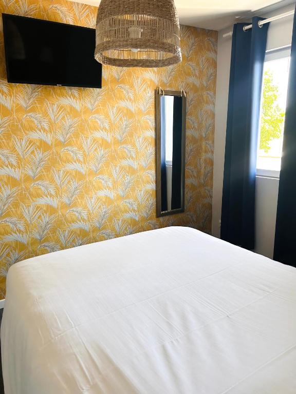 Postel nebo postele na pokoji v ubytování Hôtel Le Lys