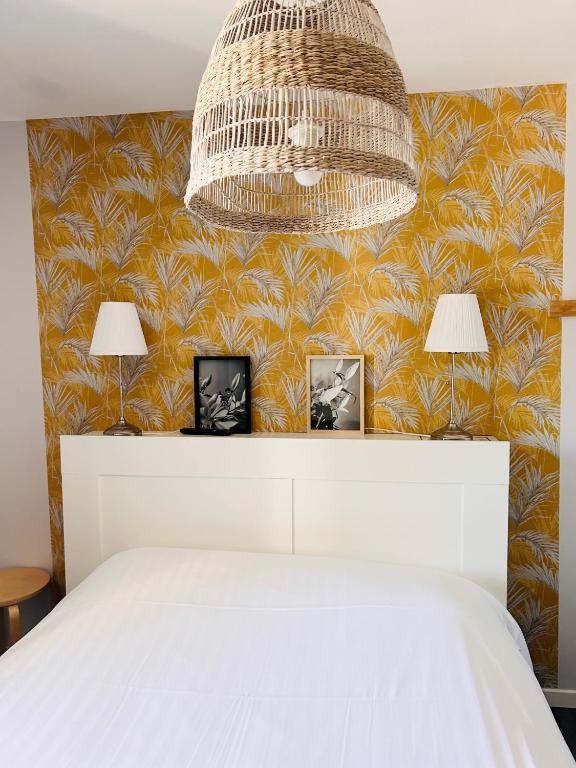 Postel nebo postele na pokoji v ubytování Hôtel Le Lys