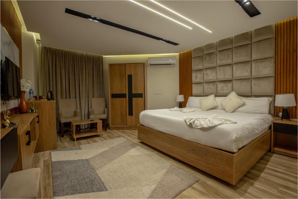 Postel nebo postele na pokoji v ubytování The Muse Luxury View Hotel